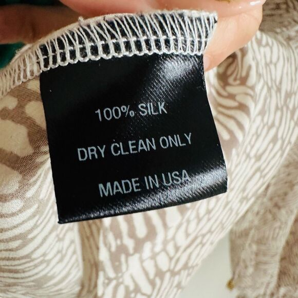 Alice & Trixie Silk Blouse XS Neutral‎ Print V-Neck $305 Retail EUC - Picture 5 of 8